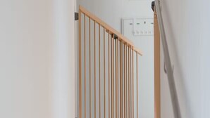 A wooden staircase with a handrail, leading to a landing. - Torbogenhuus No. 5 Comfortable Holiday Residence (Norderney)