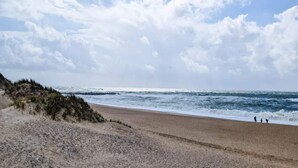 A beach with a sandy shore and waves, under a partly cloudy sky. - 5 Star Holiday Home in Vestervig (Vestervig)