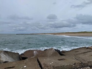 A coastal scene with a rocky shoreline, a sandy beach, and a cloudy sky. - 5 Star Holiday Home in Vestervig (Vestervig)