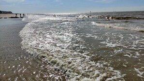 A beach with waves and a clear sky. - Chalet in De Haan Near Sandy Beaches (De Haan)