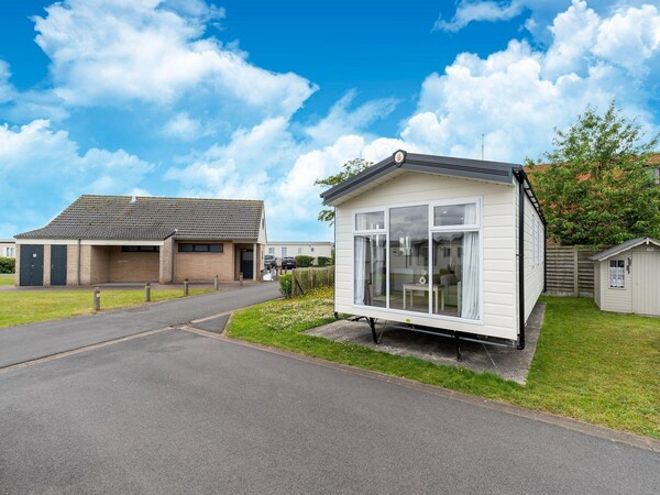 Chalet In De Haan Near Sandy Beaches - Le Coq