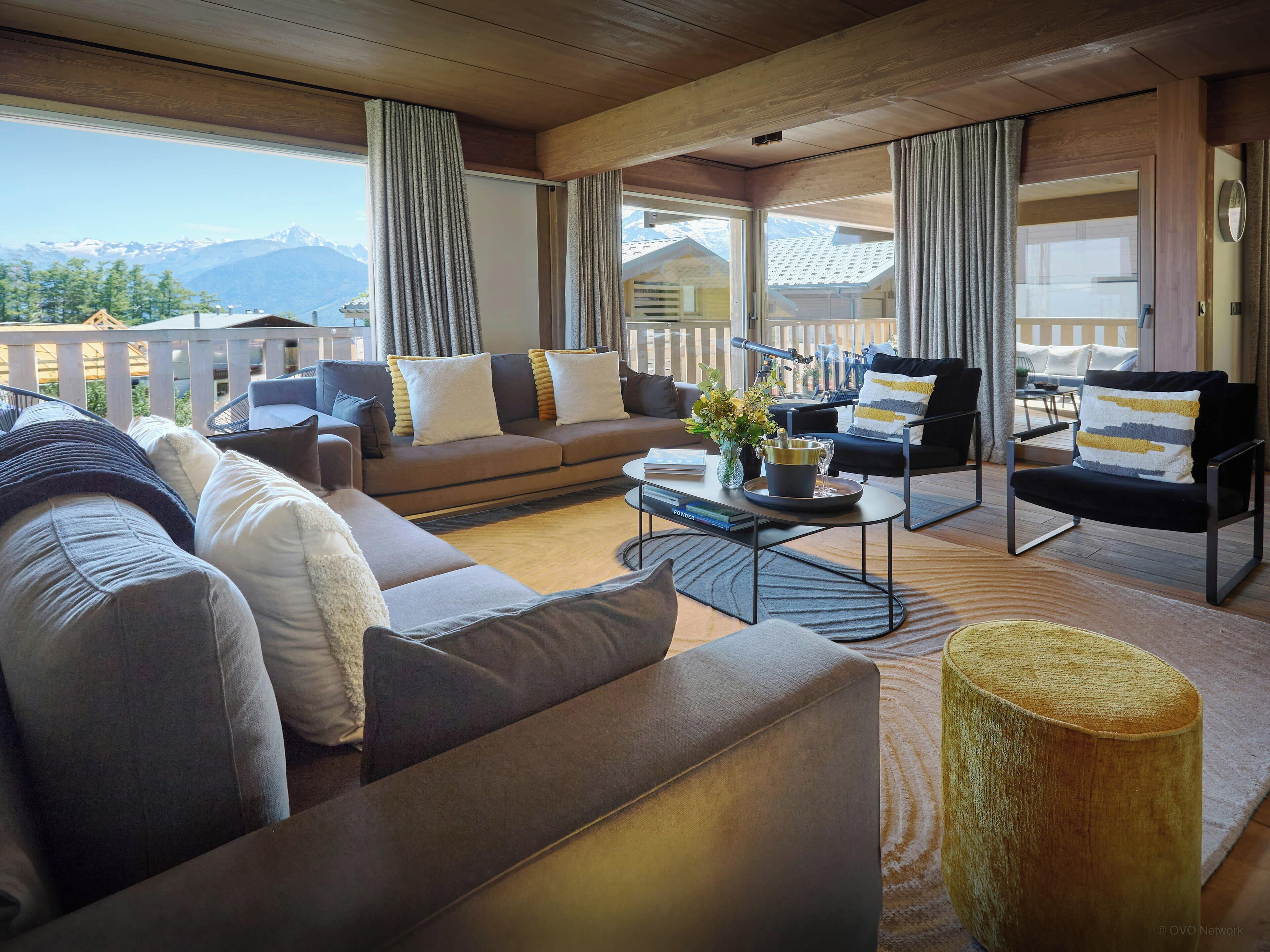 Televisión, chimenea y estéreo 