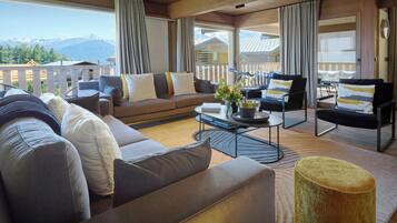 Televisión, chimenea y estéreo