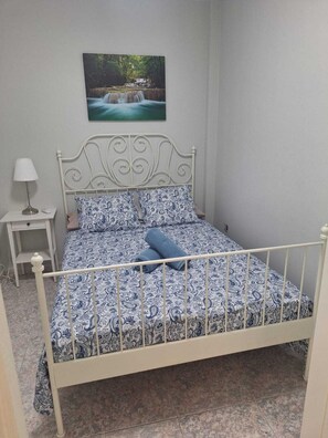 3 habitaciones, tabla de planchar con plancha, wifi y ropa de cama