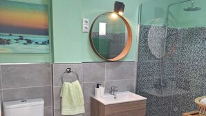 A bathroom with a toilet, sink, and shower. - Beachhouse Gran Tarajal 3BR (Gran Tarajal)