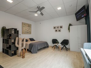 Iron/ironing board, WiFi, bed sheets