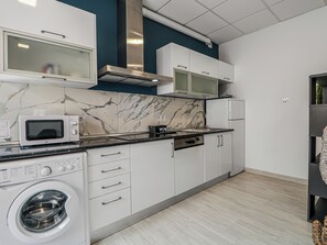 Fridge, microwave, stovetop, dishwasher