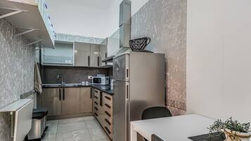 Réfrigérateur, micro-ondes, plaque de cuisson, cafetiÚre/bouilloire