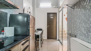 Réfrigérateur, micro-ondes, plaque de cuisson, cafetiÚre/bouilloire