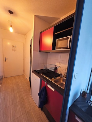 Fridge, microwave, stovetop, coffee/tea maker