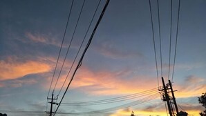 A sunset with power lines against a clear sky. - JIHUHENGXIANGBINGUAN (Shengsi)