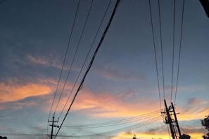 A sunset with power lines against the sky. - JIHUHENGXIANGBINGUAN (Shengsi)