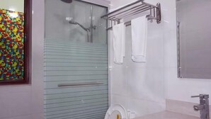 A modern bathroom with a glass shower enclosure, a toilet, a sink, and a towel rack. - JIHUHENGXIANGBINGUAN (Shengsi)