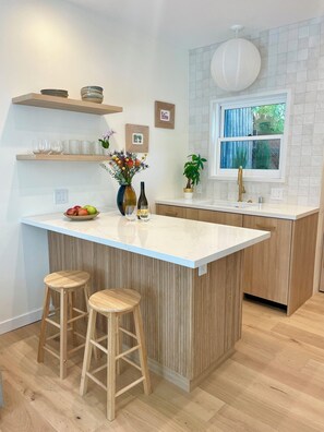 Interior - Casa Flora, Brand-New Serene Guest House in Los Angeles with WiFi, AC (Los Angeles)