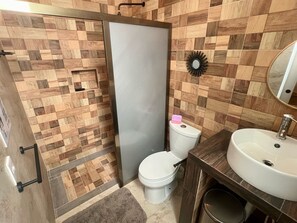 Een douche, een haardroger, handdoeken, toiletpapier