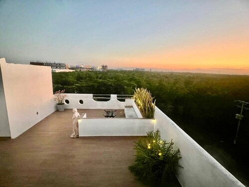 SWEET HOME  steps from the beach & ferry to Isla Mujeres. With Pool & rooftop