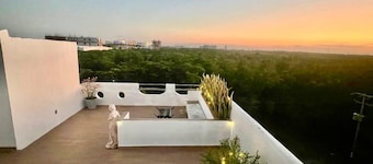 SWEET HOME  steps from the beach & ferry to Isla Mujeres. With Pool & rooftop