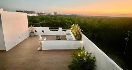 SWEET HOME steps from the beach & ferry to Isla Mujeres. With Pool & rooftop