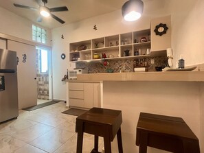 Een koelkast, een magnetron, een kookplaat