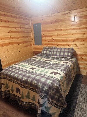1 bedroom, free WiFi, bed sheets - Cozy Manistee Cabin • Walk to Udell Hills Trailhead • Near NCT & Manistee River (Manistee)
