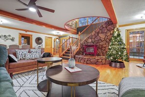 Una Smart TV, una chimenea, un futbolín, libros