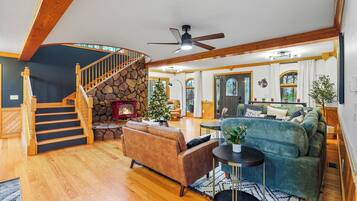 Smart TV, chimenea, futbolito y libros