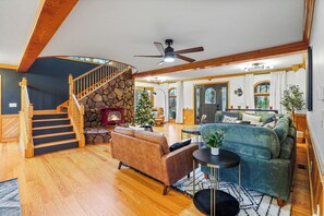 TV connectée, cheminée, baby-foot, livres