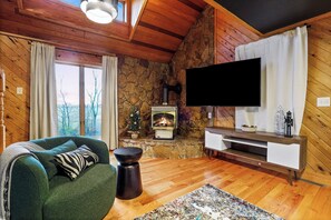 Smart TV, fireplace, table football, books - Brickhouse |  HeatedPool, GameBarn, Hottub, Secluded , Pets & More (Laurelville)