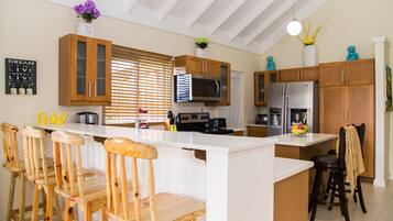 Villa familiar, vistas a la montaña | Cocina privada | Mesa de comedor