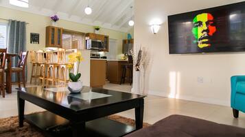 Villa familiar, vistas a la montaña | Zona de estar | Una televisión de pantalla plana, Netflix, servicios de streaming