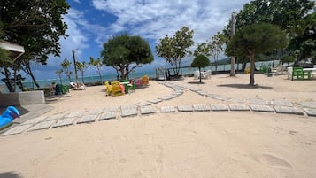 Playa privada cerca, arena blanca, tumbonas y sombrillas