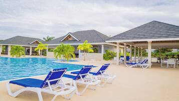 Una piscina al aire libre (de 07:00 a 20:00), sombrillas, tumbonas