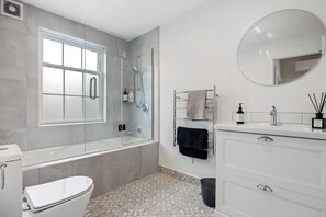 Hair dryer, towels - Contemporary 3BR City Apartment – Stylish & Central (Christchurch)