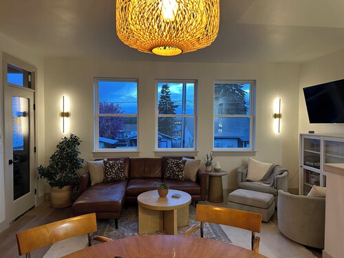 Newly built, 2-bedroom loft, high desert sunsets & mountain peaks, A/C and Wifi