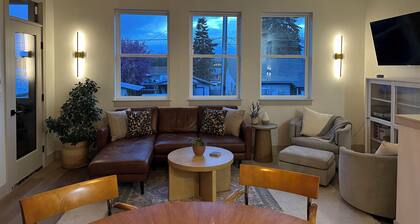 Newly built, 2-bedroom loft, high desert sunsets & mountain peaks, A/C and Wifi
