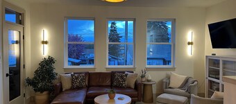 Newly built, 2-bedroom loft, high desert sunsets & mountain peaks, A/C and Wifi