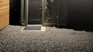 Une entrée sombre avec une porte et une boîte aux lettres.
