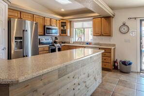 Fridge, microwave, oven, stovetop - Sparkling Pool/Spa/Game Room/ RV Port (Lake Havasu City)