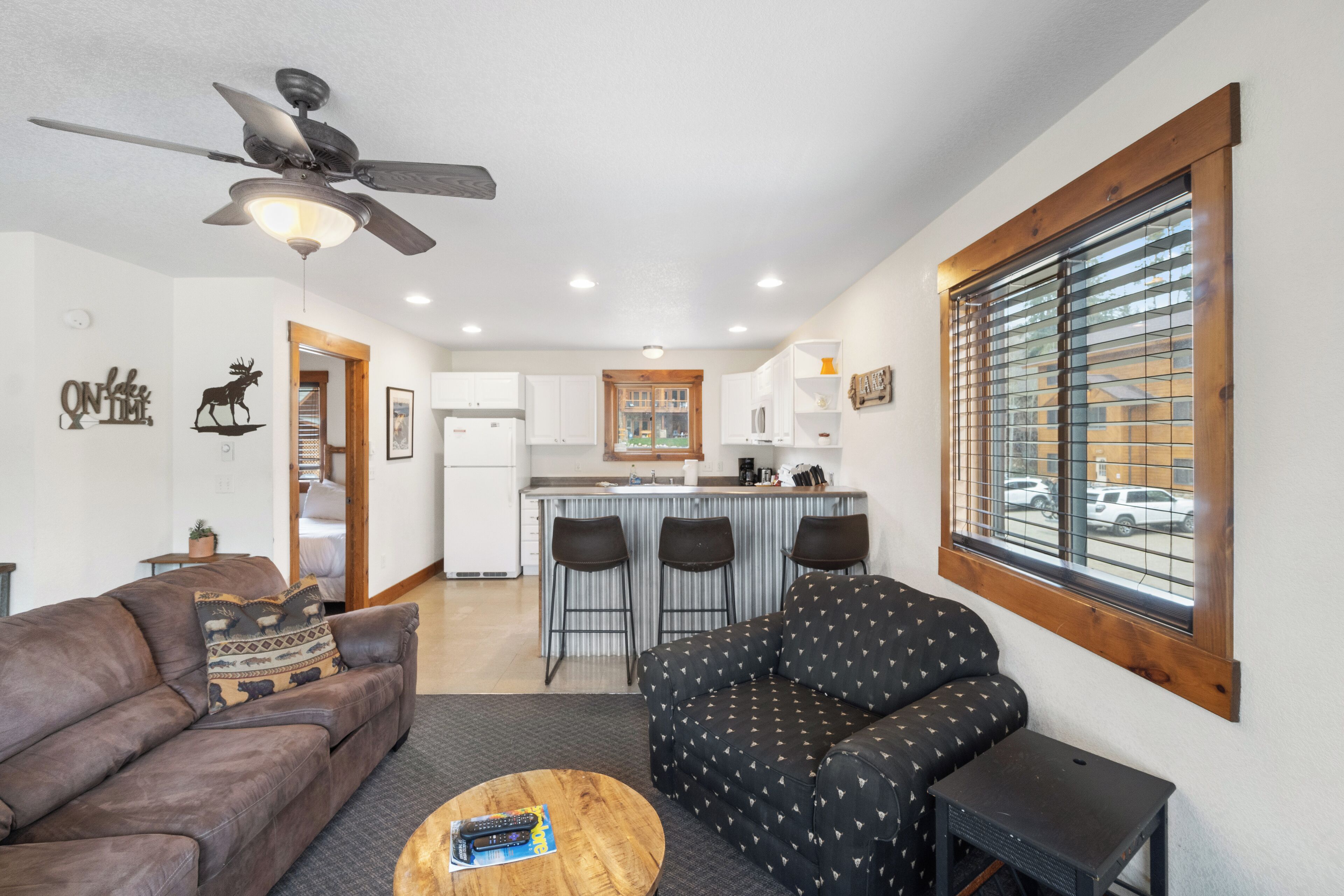 Een televisie, een open haard en een kantoor