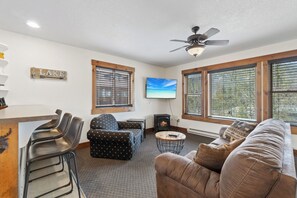 TV, fireplace, offices - The Loose Moose Lodge #6 at Downtown Grand Lake near RMNP Entrance (Grand Lake)
