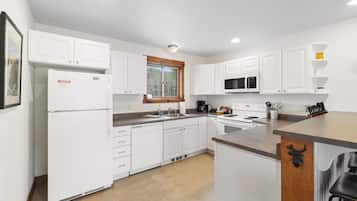 Kylskåp, mikrovågsugn, ugn och spishäll