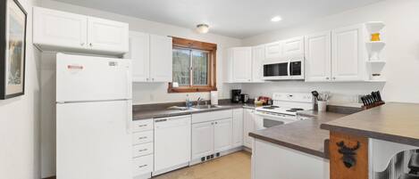 ثلاجة، ميكروويف، فرن، موقد طهي مسطح