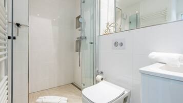 Een douche, een haardroger, handdoeken, zeep