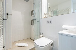 Dusche, Haartrockner, Handtücher, Seife