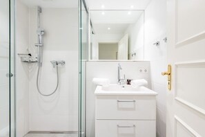 Douche, sĂšche-cheveux, serviettes fournies, savon