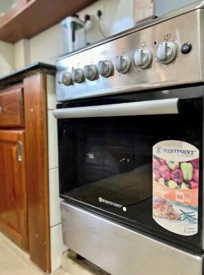 Refrigerador, horno, parrilla de estufa y tetera eléctrica 