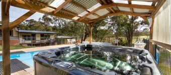 Cabin 5 - 2 single beds and ensuite. Access to all amenities