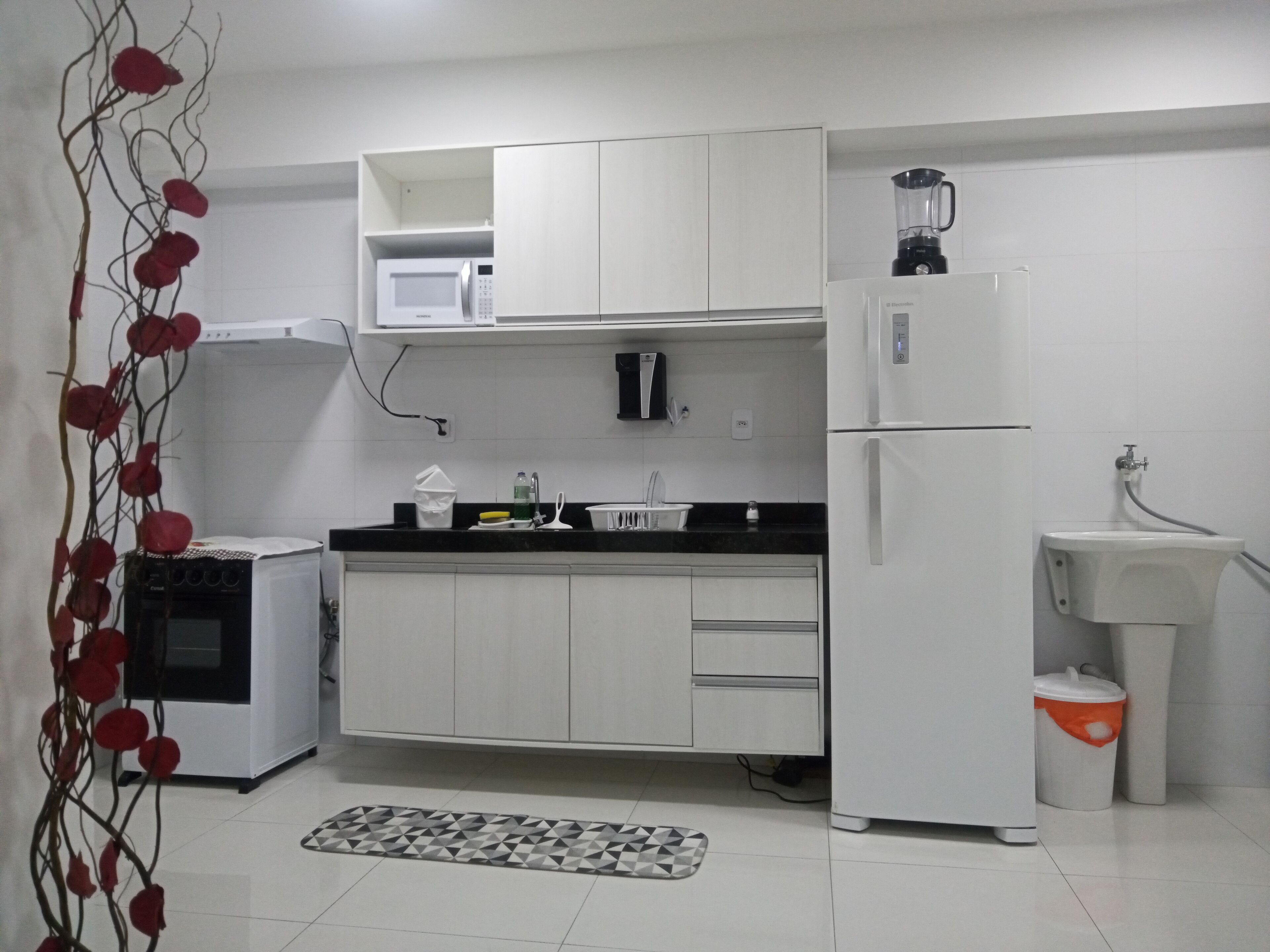 Geladeira, micro-ondas, cooktop, torradeira