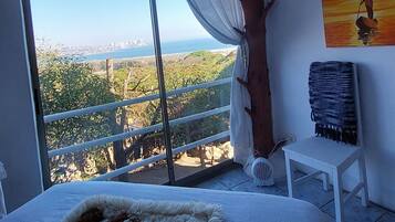 Habitación doble de diseñador, vista a la playa | Decoración personalizada y ropa de cama