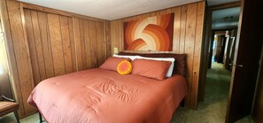 2 bedrooms, iron/ironing board, WiFi, bed sheets - The Way Back - Groovy 1970s Time Capsule – Retro Vibes, Modern Comfort! (White Cloud)